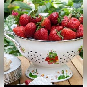 Strawberry Colander White Enamelware Golden Rabbit New in box